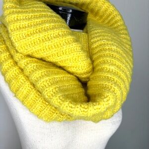 Scarf NWT NEW Gap Infinity Gold Yellow Knitted Soft Winter Colorful Outerwear